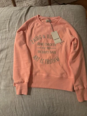 Super snygg Zadig & Voltaire tjock tröja - Det här är en super fin aldrig använd Zadig tröja. Den är varm och skön som passar till mycket. Med en väldigt snygg färg, perfekt julklapp tillexempel. Priset kan förhandlas och är det något om tröjan är det bara att fråga.