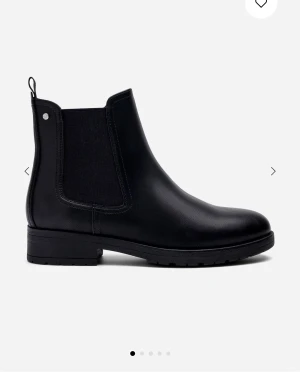 SURPRISE - Stilrena svarta chelsea boots med rund tå och platt sula. Använts men har mer kvar att ge. Skriv för bilder!