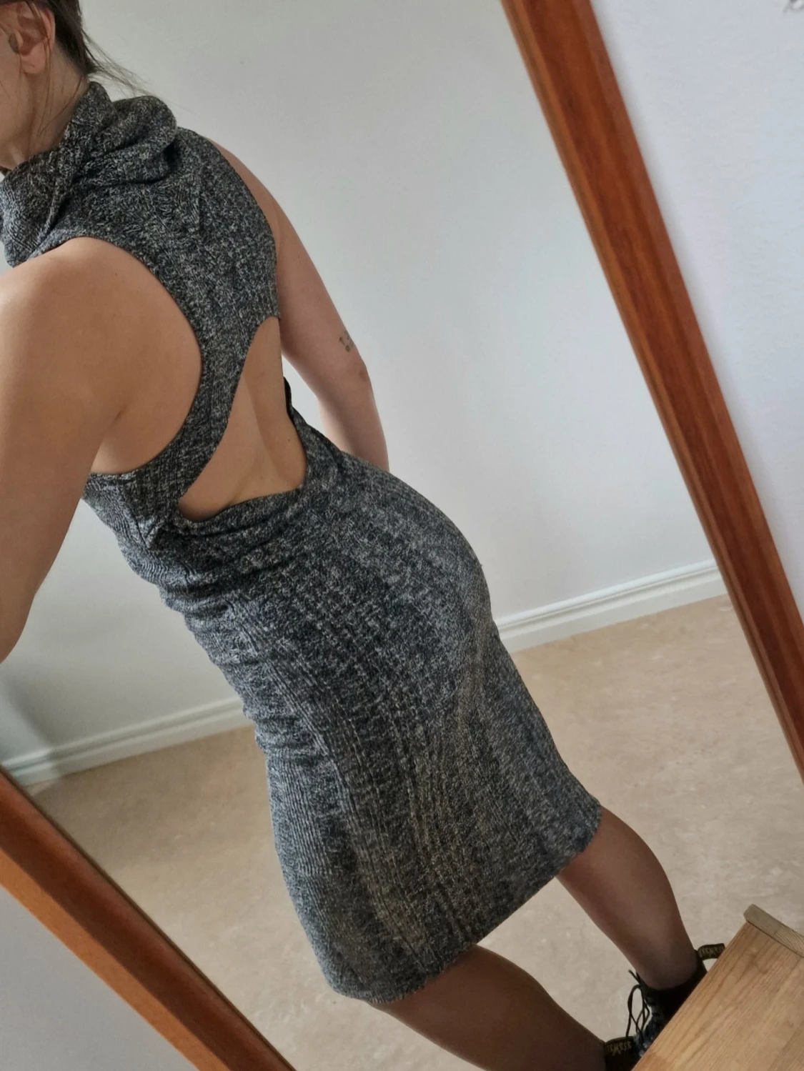 Grey knitted dress with cut out - 1