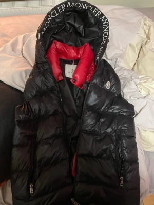 Moncler väst - Storlek 2 alltså medium, funkar även för L skulle jag säga. Cond 7/10 använd sparsamt däremot har själva grejen på insidan tyvärr åkt av men skickar med den. Säljer pga av att den har stått och dammat på rummet i över 1 år! Om du har några frågor är de bara att höra av dig så svarar jag! MVH Ribban
