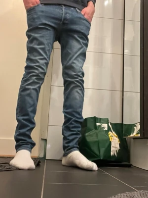 Slim Glenn blå jeans storlek 31/32 - Säljer ett par snygga blå jeans från Slim Glenn i storlek 31/32. Modellen har slim passform med smal passform knappt använda