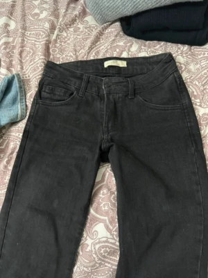 Svarta raka jeans från stradivarius  - Svarta lågmidjade raka jeans från strardivaris som är använda ett fåtal gånger.