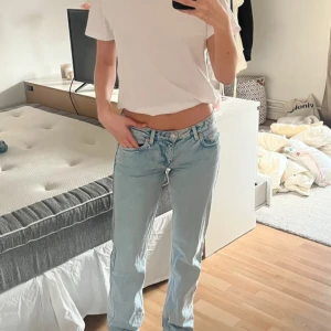 Raka jeans Weekday - Ljusblå Weekday jeans i modellen Arrow. Använda några gånger men i mycket bra skick förutom något slitna längst nere bak på benen. Storlek 27/34. Perfekt längd på mig som är 175. Säljer pga lite för tajta i midjan. 