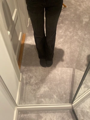 Svarta baggy/ straight jeans - Säljer ett par svarta jeans från Bershka i storlek 32. De har bootcut-modell med lite utsvängda ben och klassiska bakfickor. Jeansen är i ett stretchigt denimtyg som sitter snyggt och bekvämt. Perfekta om du gillar en stilren look med lite edge.