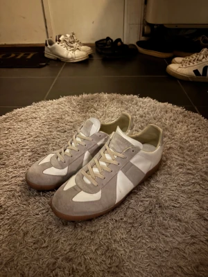 Maison margiela GATS - Säljer dessa då de inte används längre, ”fläckarna” är smuts och kan rengöras vid önskning, utöver det så är det bra skick på de men osäker på äkthet därav priset. Hör av er om frågor!