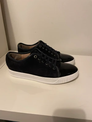 Lanvin cap toe skor - Säljer nu dessa Mörkblå Lanvin Cap toe i uk 7 som motsvarar 41-42, skorna är i fint skick och är uppfixade med whitnercream vid sulan och även undersulan också så att dem ska se extra fräscha ut, skriv för fler bilder/frågor🙌🏼