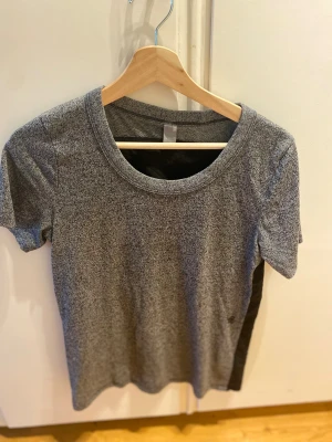 G star raw Märkeströja - Säljer denna gråa tröja från G Star raw i storlek S. Material; bomull och polyster. Finns att hämta i centrala Göteborg eller kan skickas via valfri app. Kan behöva en tvätt pga legat i flyttkartonger pga storrensning.