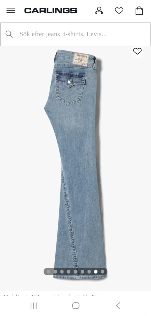 True Religion ljusblå bootcut jeans - Ljusblå jeans från True Religion med låg midja. Modellen Joey Low rise flare.  Helt nya med laparna kvar men beställde i fel storlek och han inte byta st 26 och hadde passar non i st 34 36