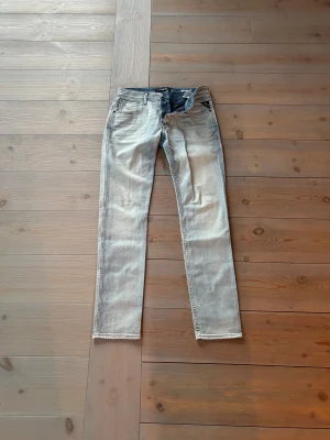 Replay anbass – ljusa jeans i toppskick 👖✨ - Replay anbass ljusblå tvätt i strl 33/34. Slim fit och clean look - passar dig som vill ha jeans som både sitter bra och känns bra. 🩵Ljusblå premiumtvätt ✨Slim fit som formar benen ✅Fräscha, inga defekter