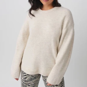 Beige stickad tröja - En beige stickad tröja i storlek m man skulle säga att den även passar s om man vill ha den lite mer oversized - bra skick, nypris ca 359-399