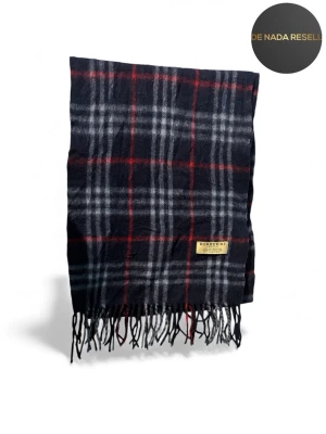  Burberry halsduk  - Säljer nu en halsduk från Burberry. Gjord i 100% lammull och har fransar i kanterna. Längden är 150cm (ej inräknat fransar). Jätte fint skick, utan defekter!Hör av er vid frågor eller funderingar!🙌