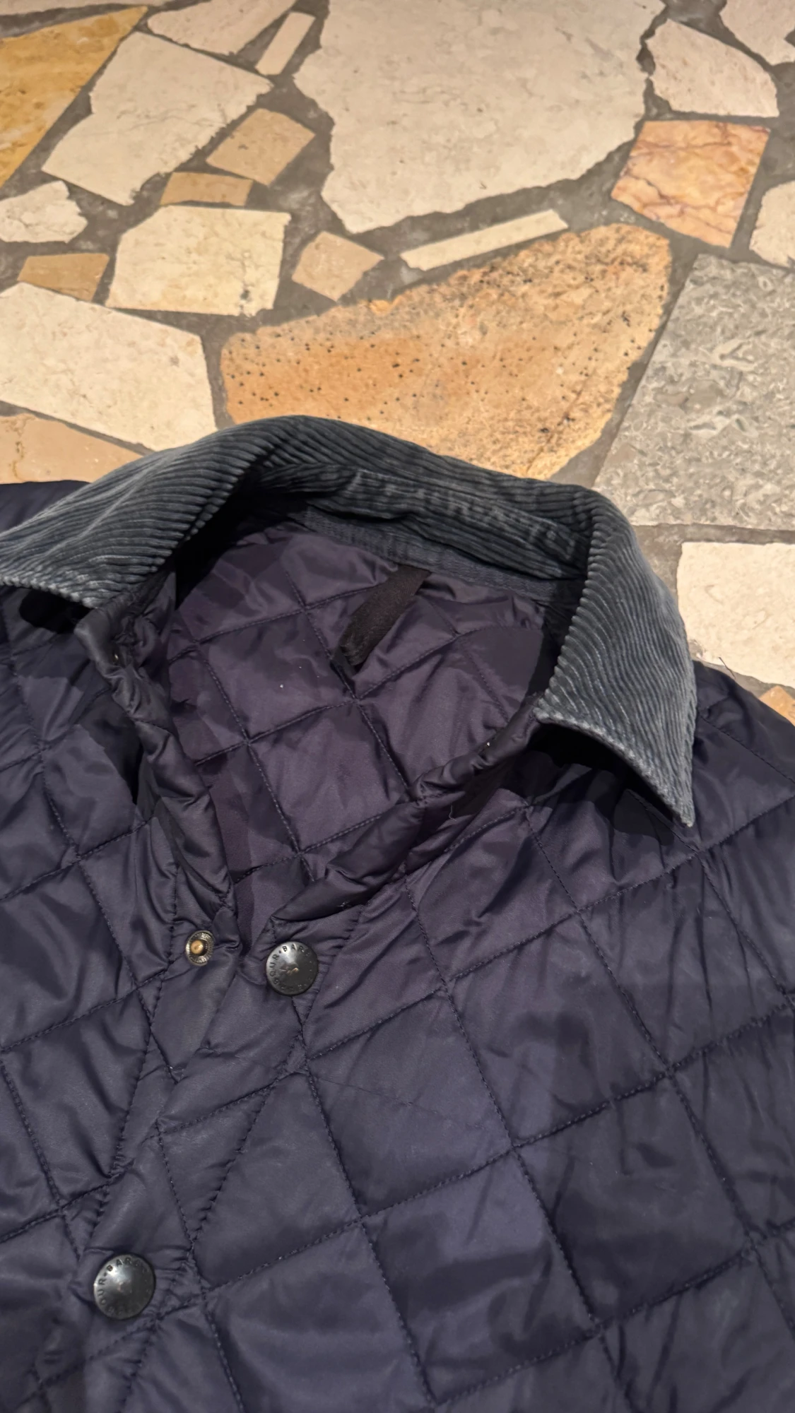 Mörkblå quiltad jacka från Barbour - 4