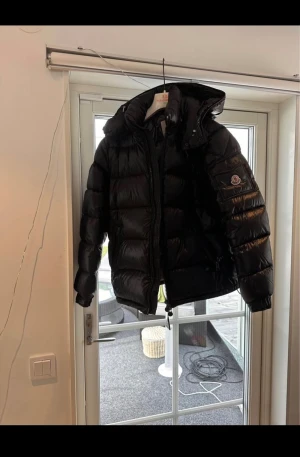 Moncler maya  - Säljer denna fina moncler maya. Kvittot har jag inte då jag köpt den på en resell sida. Finns inga vatten fläckar