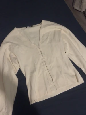 Gina tröja - Säljer denna skit snygga tröjan från Gina. Knappt använd så i bra skick!!❤️