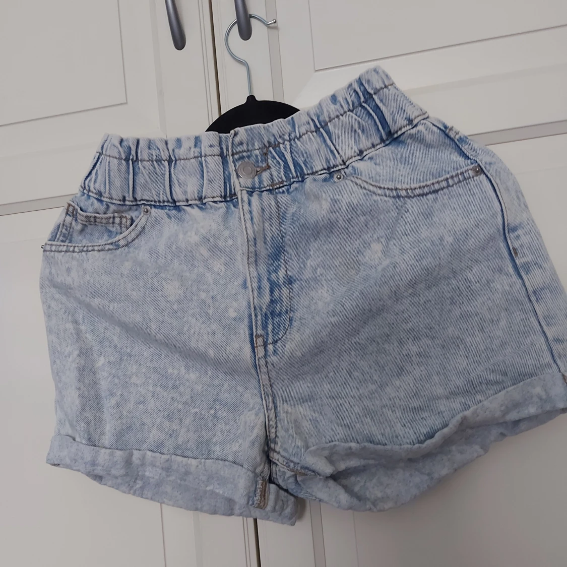 Ljusblåa högmidjade jeansshorts