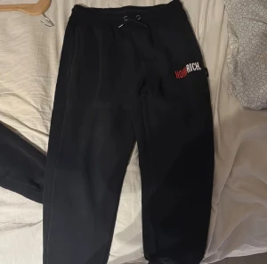 Svarta Hoodrich mjukisbyxor  - Svarta mjukisbyxor från Hoodrich med logotyp i vitt och rött på ena benet. 