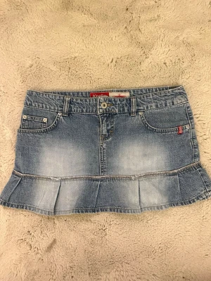 Jeanskjol  - Extreeeemt snygg jeanskjol i storlek S! Verkligen as najs till våren och sommarn🙏Köpt secondhand! 