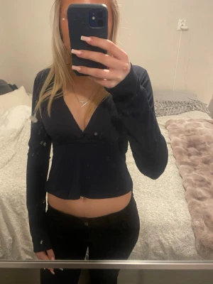 Marinblå knyt tröja  - Säljer denna jätte fina tröja då den inte kommer till användning🩷tröjan är i storlek xs men passar även S.