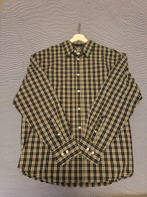 Rutig skjorta från Weekday, beige/svart - Säljer en klassisk rutig skjorta från Weekday i beige, svart och vit. Skjortan har lång ärm, knappar framtill och en avslappnad passform. Perfekt för dig som gillar en tidlös och stilren look. Säljs då den var för stor 