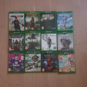 12 Xbox One och 360 spel - Samling med 12 Xbox-spel, inklusive titlar som NBA 2K19, Resident Evil, Call of Duty, Assassin's Creed, Quantum Break, NHL 20, Skate 3 och Just Dance 2021. Spelen har gröna plastfodral och varierar mellan action, sport, dans och äventyr.