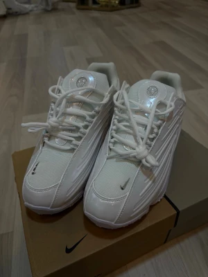 NlKE Nocta hotstep 2 Sneakers storlek 43 - Hej, säljer dessa NlKE skor och box finns med. Skick- 9/10. Fraktar samma dag. Funderingar kring skorna? Tveka inte att Fråga mig.