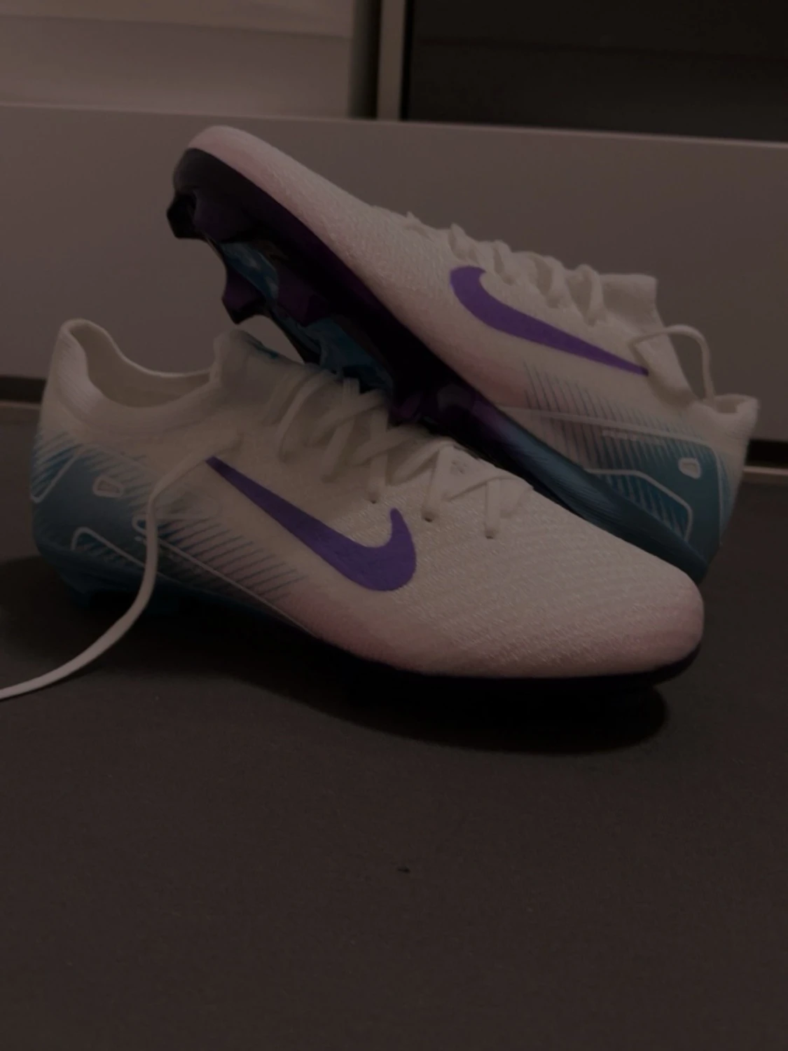 Nike vita och blå fotbollsskor - 2