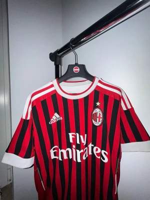 AC Milan Tröja - Säljer pga att den är för liten. Rätt bra skick men ändå använd. Väldigt bra kvalitet för att inte vara äkta och skönt material. Storlek 164