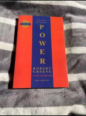 The 48 Laws of Power - En bok med titeln 'The Concise 48 Laws of Power' av Robert Greene. 