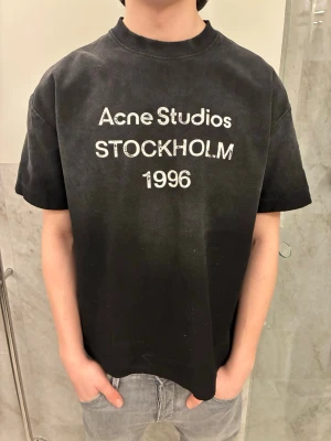Svart Acne Studios t-shirt Stockholm - Lite schysstare svart t-shirt från Acne i storlek S. Tröjan har en tvättat design och är nästan helt oanvänd. Stilren och snygg. Ny pris runt 2000-3000. Hör av er vid frågor !