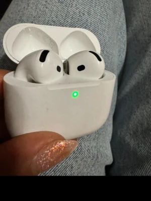 Apple AirPods Pro trådlösa hörlurar - Säljer ett par vita Apple AirPods Pro med laddningsetui. Snygg och kompakt design med silikonproppar och touchkontroller. Perfekta för musik, samtal och träning. Laddningsetuiet har LED-indikator på framsidan.