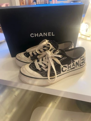  Chanel sneakers - Snygga svarta och vita sneakers från Chanel. Mycket bra skick! Kvitto och box finns! Nypris circa 9000. Pris går att diskutera