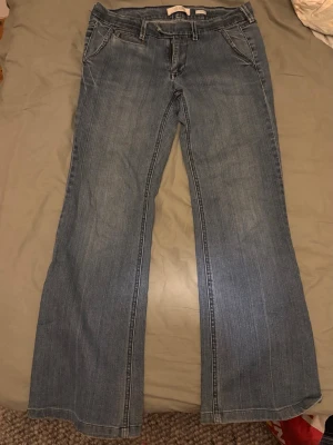 Blå bootcut jeans från Old Navy - Snygga jeans jag hitta på secondhand men som tyvärr är för korta för mig som är 175cm lång. Snygga fickor där bak Innerbenslängd: 77cm Midjemått: 44cm