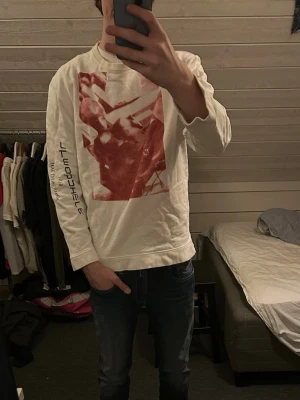 Vit långärmad tröja med bild - Säljer den här snygga tröjan från raf simmons då den inte är min stil. Kom privat för mer! Är 187