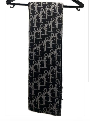 DlOR scarf - Säljer en helt ny scarf från Dior✅                                       Pris: 500                                                                Skick: Ny                                                                    Färg:Svart                                                                          Fraktar inom 24h 📦🚚