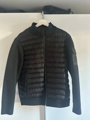 Moncler cardigan  - En stilren svart cardigan. Jackan är väldigt skön och varm att ha på sig trots väder. Passar till alla typer av klädstilar. Finns det någon fundering tveka inte på att höra av dig!