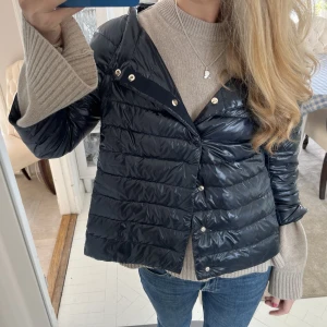 Mörkblå Herno jacka - Super fin Henro jacka!!!! Den är så fin till våren/hösten!❤️(första och sista bilderna är lånade) pris går att diskutera vid snabbt affär!