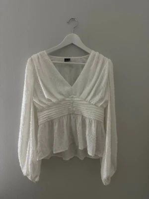 Vit blus från Gina  - Helt oanvänd blus från Gina ny pris 500 men säljer för 80