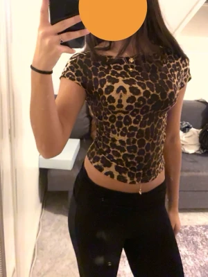 Leopardmönstrad t-shirt med öppen rygg - säljer min leopardmönstrade t-shirt med öppen rygg i storlek S, säljer pga rensning och att den aldrig används.