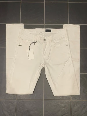 Tiger of Sweden jeans Nya - Helt nya tiger of Sweden jeans med alla lappar kvar. W30 l34. Vita. 