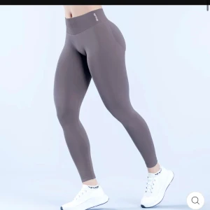 Impact leggins - Supersnygga bruna seamless leggings från dyfne med hög midja och tight passform. Tillverkade i ett stretchigt syntetmaterial som formar sig efter kroppen. Perfekta för träning eller chill dagar. Diskret logga vid linningen och stilren design. Använda en gång 💕