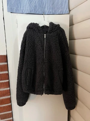 Fleecejacka - Mörkblå fleecejacka från New Look Storlek S Mjuk, lite kortare mörkblå fleecejacka