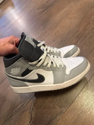 Jordan 1 light smoke grey anthracite mid - Säljer mina jordans då jag inte använt dom senaste åren, väldigt bra skick som ni kan se. Köpta på merchsweden 2021. Har inte kvar lådan, endast skorna.