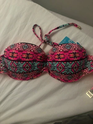 Bikini  - Säljer denna sjuk snygga bikini toppen för att jag och min kompis kan dela på en det är i storlek B och har inbyggd kursa med prislapp kvar