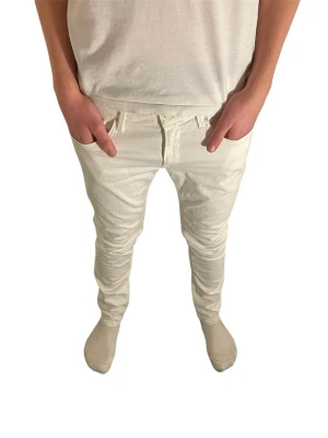 Vita Replay skinny jeans - Säljer ett par vita Replay jeans i skinny fit. De har klassisk femficksdesign, normal midja och är tillverkade i stretchig bomullsdenim för skön passform. Perfekta för dig som vill ha ett par stilrena jeans.