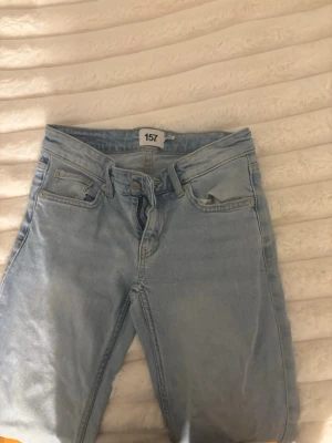 Ljusblå bootcut jeans från 157 - Snygga ljusblå jeans från 157 bootcut. Jeansen har normal midja och är tillverkade i mjukt bomullsdenim. Stl xs