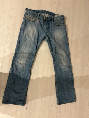 Diesel jeans - Säljer ett par riktigt feta diesel jeans. De har en avslappnat/lite bootcut passform och riktigt skönt material inga defekter tveka inte på att höra av dig vid frågor!