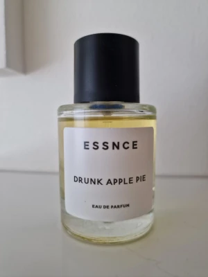 Drunk Apple Pie parfym - Drunk Apple Pie från Essnce. Använd endast få gånger.