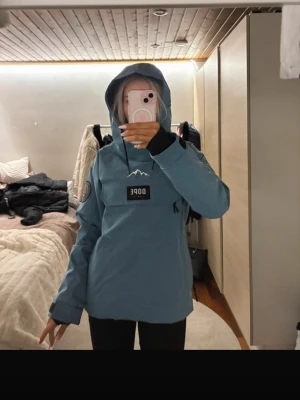 Skidjacka dope - säljer denna blå skidjackan från dope. (lånade bilder). inga som helst defekter på den och väldigt fint skick. använd ca 2 veckor. xxs men passar xs/s då det inte var stor skillnad på storlekarna så den var ganska stor i storleken💞