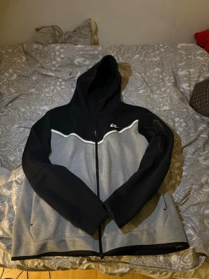 Nike tech fleece, svart/grå - Säljer min Nike tech för att den inte används något. Väldigt bra skick 9/10