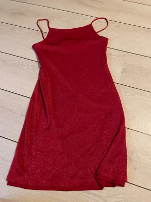 Röd glittrig klänning  - Röd glittrig klänning köpt second hand, aldrig använt själv! Super fin, skulle säga xs/s